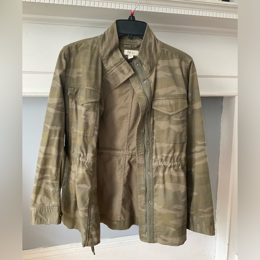 Camo, light weight, never been worn jacket perfect for spring and fall!